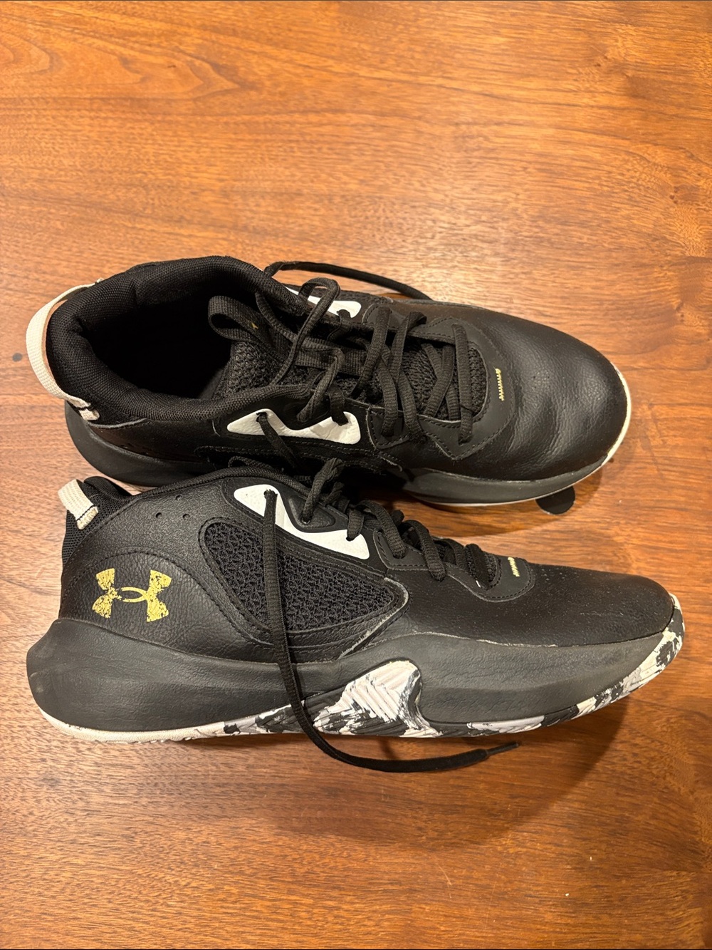 Under Armour Mens Black Sneakers with White and Gold Accents. SIZE 9